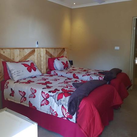 Montanique Lodge Buffelspoort Esterno foto