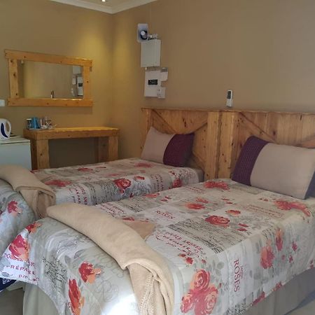 Montanique Lodge Buffelspoort Esterno foto