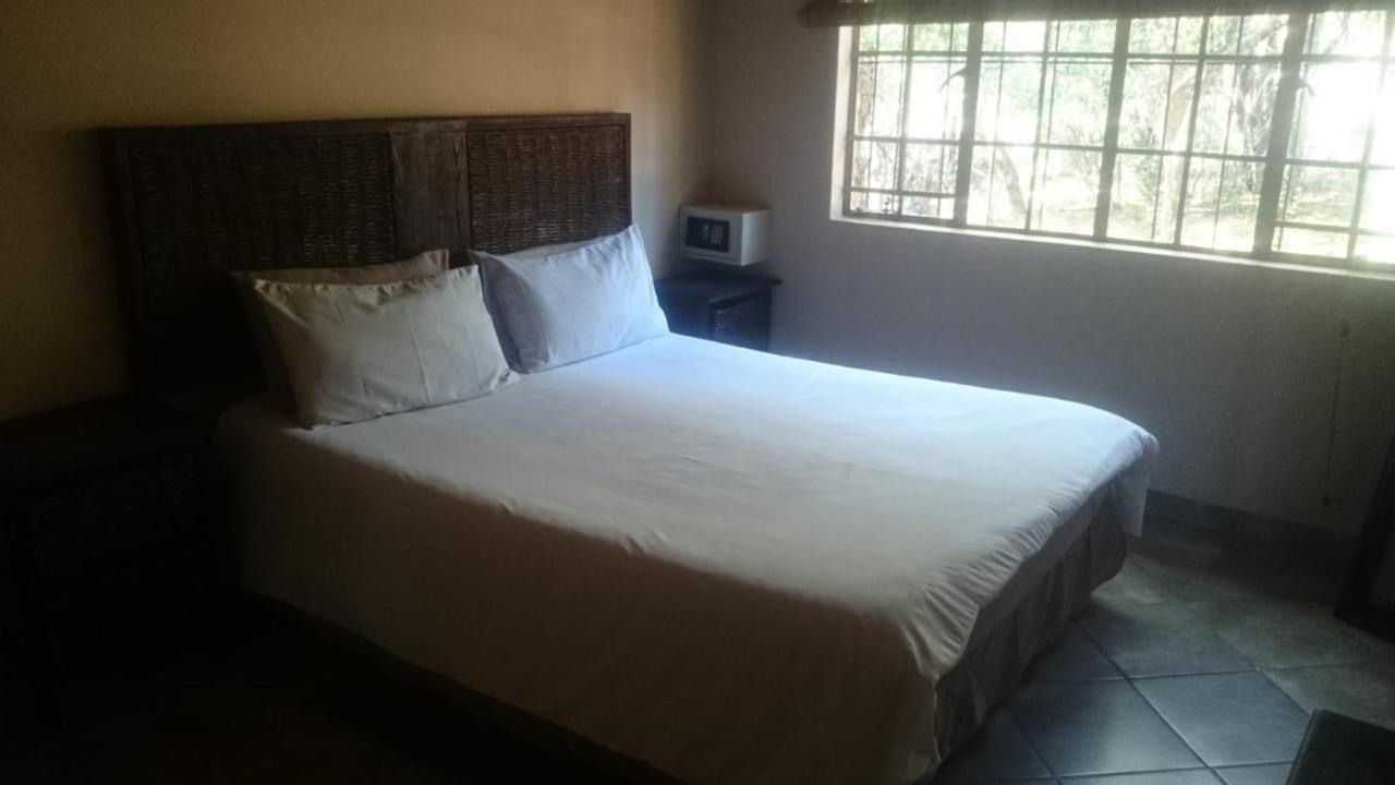Montanique Lodge Buffelspoort Esterno foto