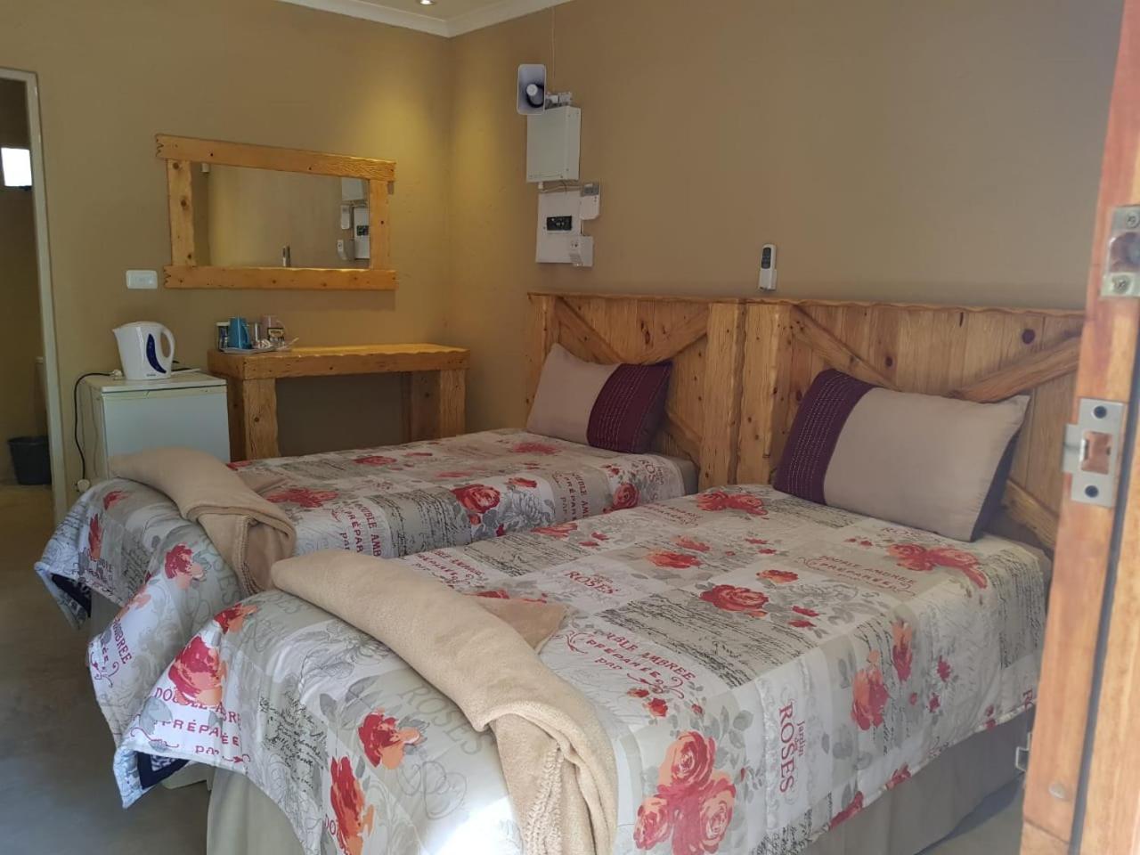 Montanique Lodge Buffelspoort Esterno foto